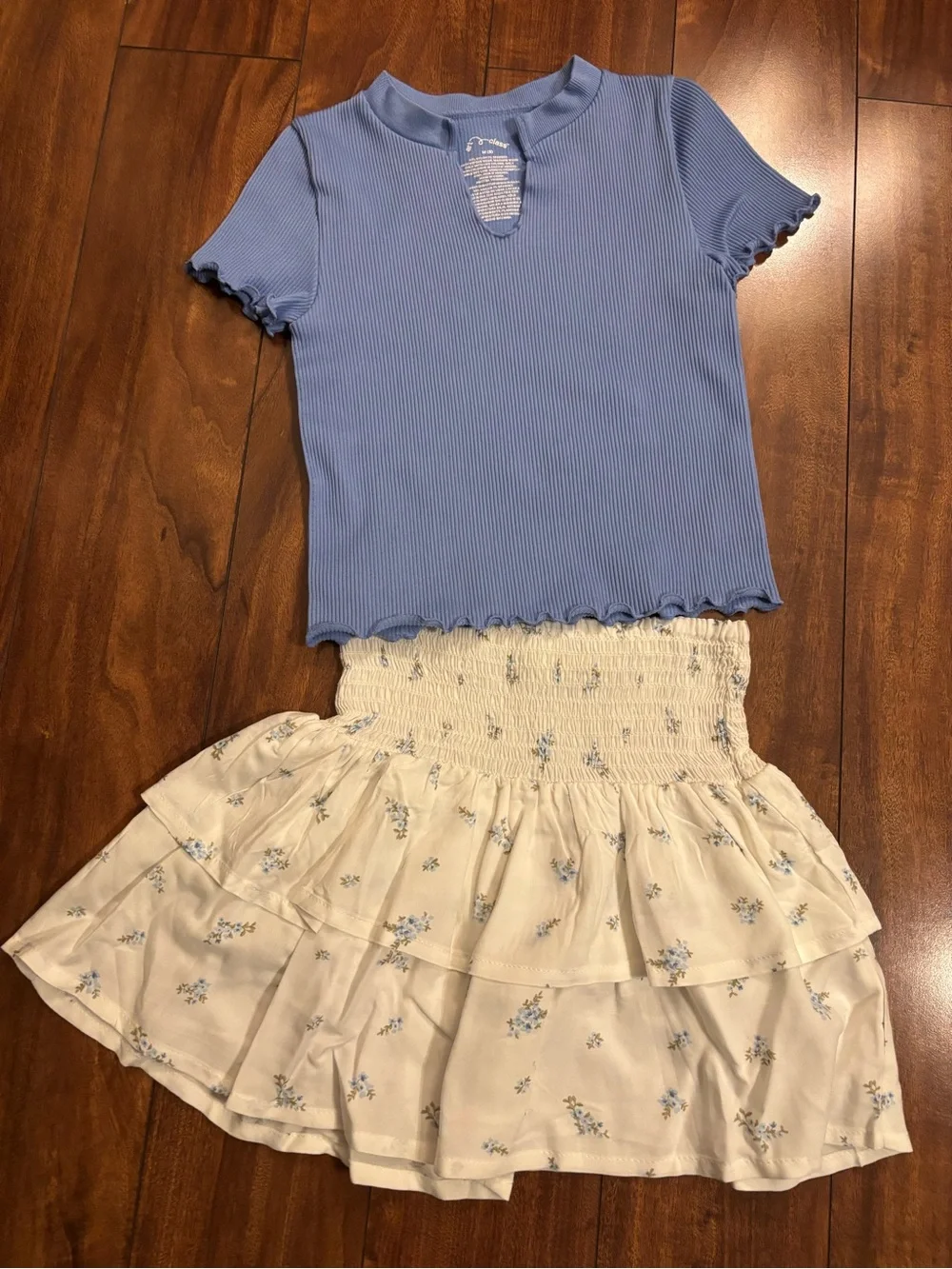 Like New Girls 2 Pc Top & Skirt Size M in Mint Condition